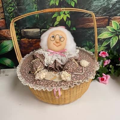 Sewing basket Grandma knitting