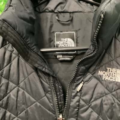 The North Face Womens  Size L Puffer Jacket Black  