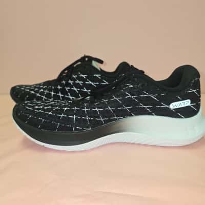 Under Armour Mens  Size 41 / 8 Sneakers Black  / White 