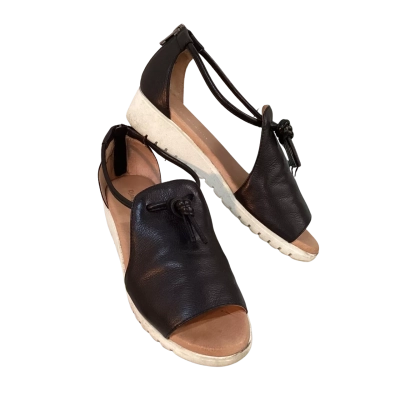 Django & Juliette  Womens Size 36 Sandals Black  