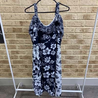 Table Eight Women’s mixed FLORAL DRESS Size 10 