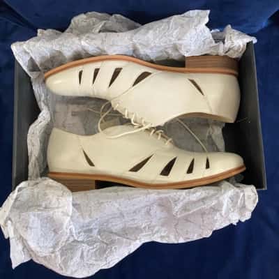 Clarks Womens  Size 7.5 White Shoes