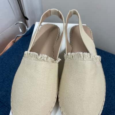 Witchery Womens  Size 41 Flats Natural 