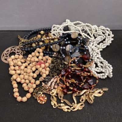 Assorted bag of jewellery (13)
