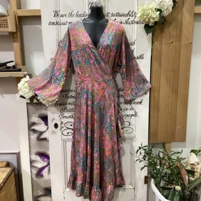 Vienna Brand! BNWT 30% SLIK WRAP FLORAL DRESS! LONG SLEEVED BNWT Womens  Size XXL Floral Dress / Long Sleeve Dress / Midi Dress / Wrap Dress Multicoloured / Pattern 