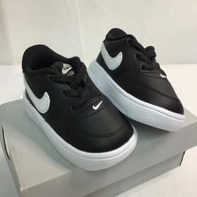 Nike Kids  Size 3 Shoes Black  / White 