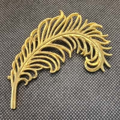 Vintage Feather Brooch – Gold-Toned, Possibly Emma Page #vintagebrooch #featherpin #emmapage