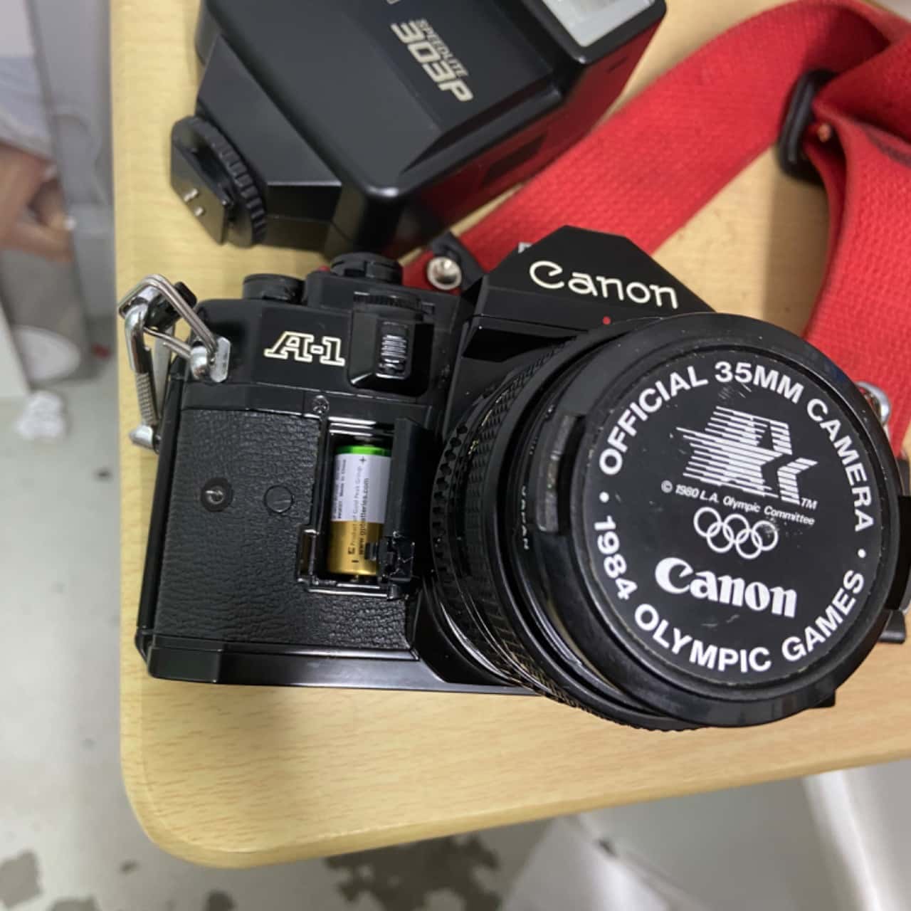 Canon AE-1 Program 1984 LAオリンピック記念ベルト付き Canon AE-1 Olympic Set | Chasing Classic Cameras with Chris