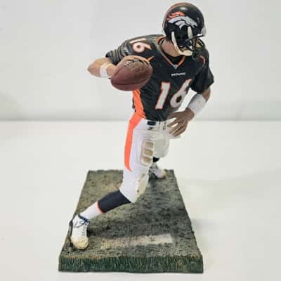 2004 McFarlane Toys #16 Plummer NFL Denver Broncos Figurine.