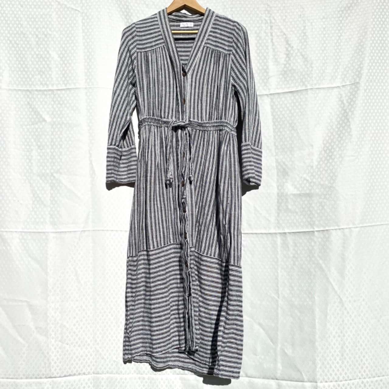 Tigerlily Black/White Striped Maxi Length Long Sleeve Beach Dress Size 6(s) - Used Very Good | Salvos Stores Tigerlily Black/White Striped Maxi Length Long Sleeve Beach Dress Size 6(s) - Used Very Good | Salvos Stores