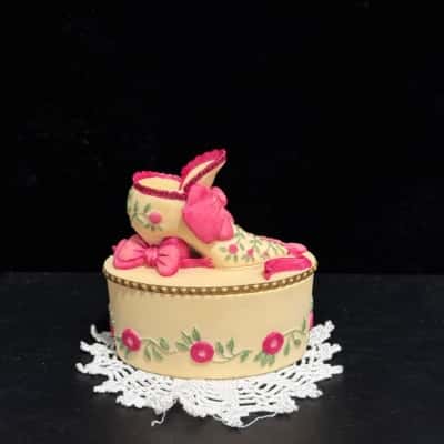 Porcelain trinket box