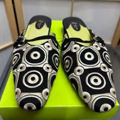  Womens Size 8 Beige / Black / Pattern 