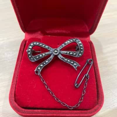 Vintage Sterling Sliver Marcasite Bow brooch with safety chain