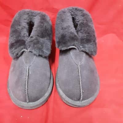 Dark brown size men's 5 women's 7 classic Ugg boots in great condition