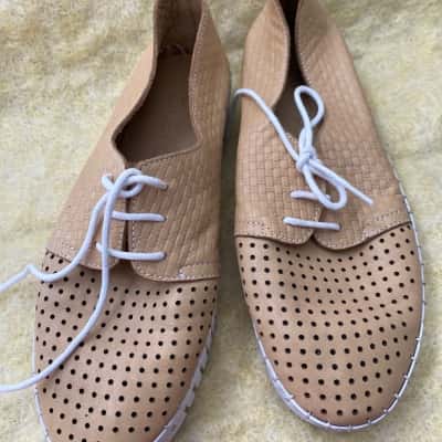 Bueno Womens  Size 38 Flats Beige 