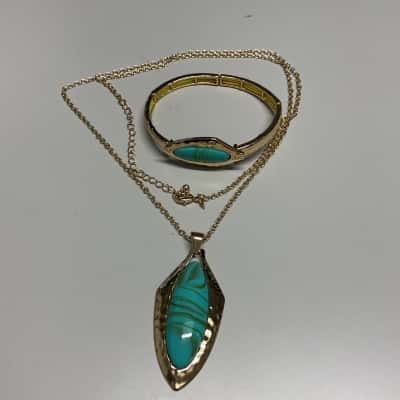  Womens Bracelet / Necklace gold tone with green stone