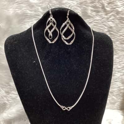  Womens Silver Tone Earrings & Necklace 