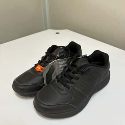  Womens ever-flex slip resistant shoes Size 8 
