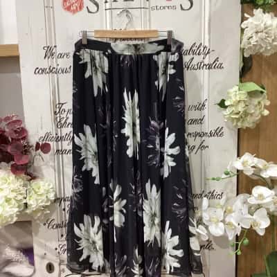 LIZ JORDAN BRAND! Womens  Size 18 Midi Skirt Floral / Pattern. GREAT FOR ANY OCCASION! BEAUTIFUL FLORAL DESIGN! NWT