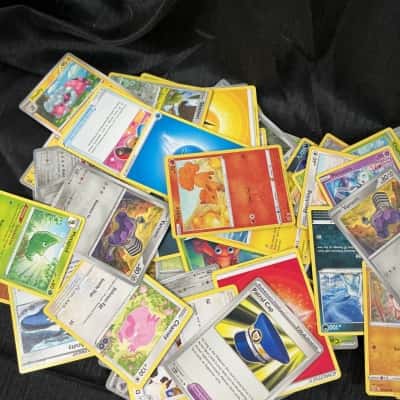 Pokémon cards x 100