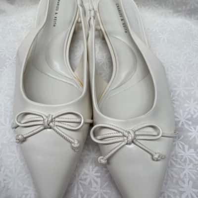 Charles & Keith Womens  Size 40 Flats White 