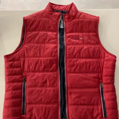 Tommy Hilfiger Men’s size M Red Puffer Vest navy interior 