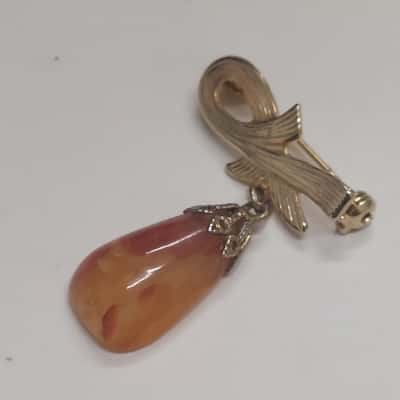 Vintage Gold tone Brooch with Carnelian Agate 