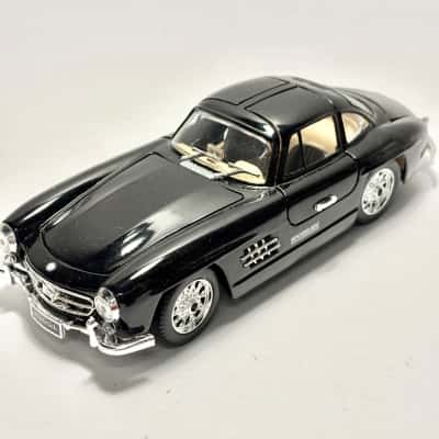 Black Kinsmart 1:36 Scale Model 1954 Mercedes-Benz 300 SL Coupe die-cast toy car