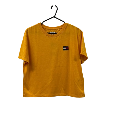 TOMMY JEANS BADGE TEE. SIZE M