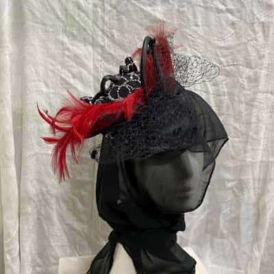 WOMENS BLACK RED FASCINATOR FEATHER HEAD ACCESSORY FORMAL WEDDING CARNIVAL