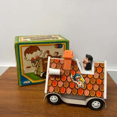Vintage Magic House coin bank - doesn’t work decorator item only