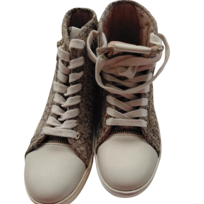 Guess Womens  Size 8 Sneakers 