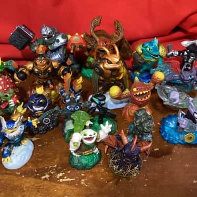 Skylanders Figures with Bag and Trap Portal