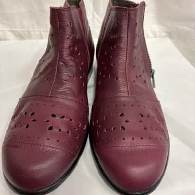  Womens  Naot Size 39 Boots Maroon 
