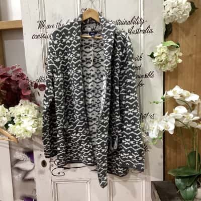 HATLEY BRAND! Womens  Size XL Longline Cardigan Grey / Pattern / White! BEAUTIFUL LONGLINE CARDIGAN! PATTERNED DESIGN WITH POCKETS! GREAT FOR THOSE COLD MORNINGS! 