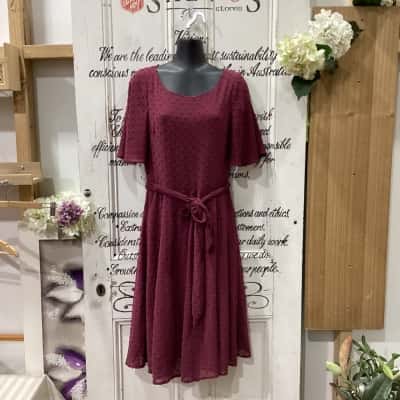Princess Highway Brand! NWOT GORGEOUS SHORT SLEEVED FLOWY DRESS WITH WAISTLINE SASH DETAIL! Womens  Size 10 Midi Dress / Short Sleeve Dress  Maroon 