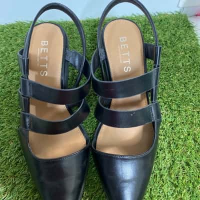 Betts Womens  Size 8 Black  pumps