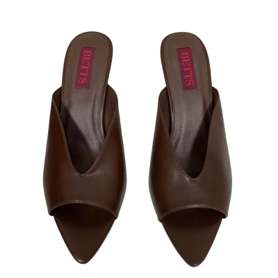 New in box Betts Womens  Size 8 Mules Brown 