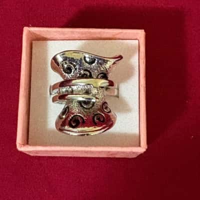 Women's Silver Tone Ring featuring a Textured Spiral Design 