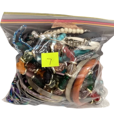 Assorted bag of jewellery (7)