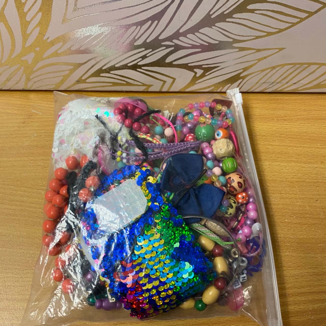 Bag of assorted kids costume jewellery & accessories Please read