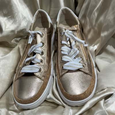 Django & Juliette  Womens  Size 41 Sneakers Beige / Gold 