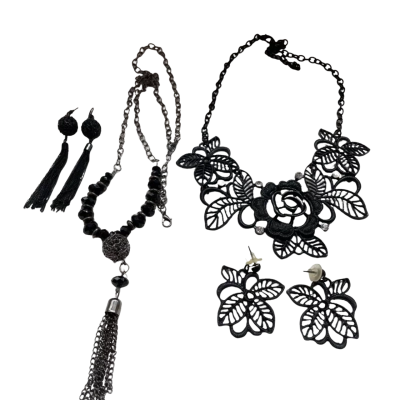  Women’s COSTUME Black packx2 necklaces with matching earrings 