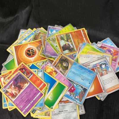 100 x Pokémon cards 