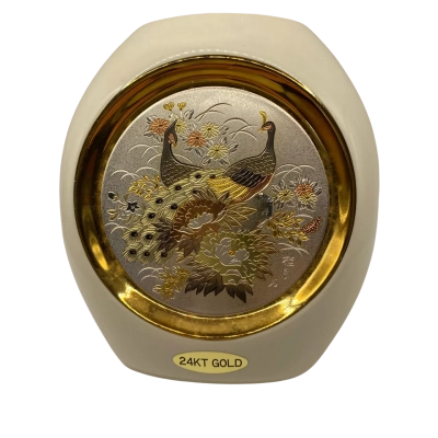 White ceramic vase oth 24 kt decor