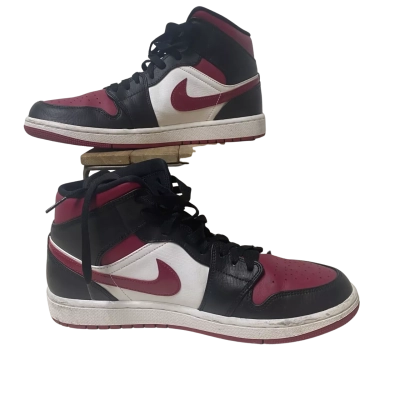 Nike Air Jordans Mens Sneakers Black  / Red / White Size 9 