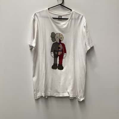 UTS-KAWS  Mens  Size XL Short Sleeve T-shirt Pattern 