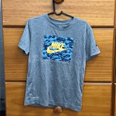 The Nike Tree Kids  Size 6 / 7 T-Shirt Grey 