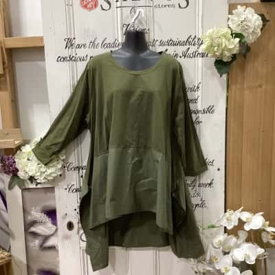 TIRELLI BRAND! 3/4 SLEEVE DRESS/SHIRT WITH LONGLINE BACL PANEL! NWOT! Womens  Size XL 3/4 Sleeve Shirt / 3/4 Sleeve Top Green / Olive 