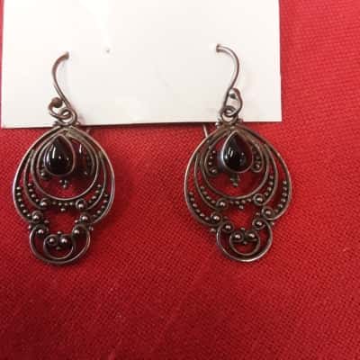 925 silver filigree dangle earrings featuring black gemstone accents